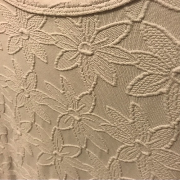 Textured Daisy Tee 🌼 - Picture 3 of 4